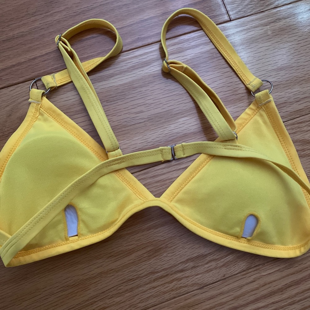 Yellow bikini - Picture 3 of 5